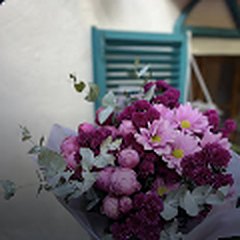 ჟოლოსფერი და ვარდისფერი ყვავილების თაიგული